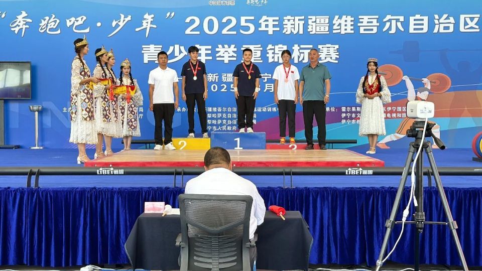 区举办的首, 全国比赛, com