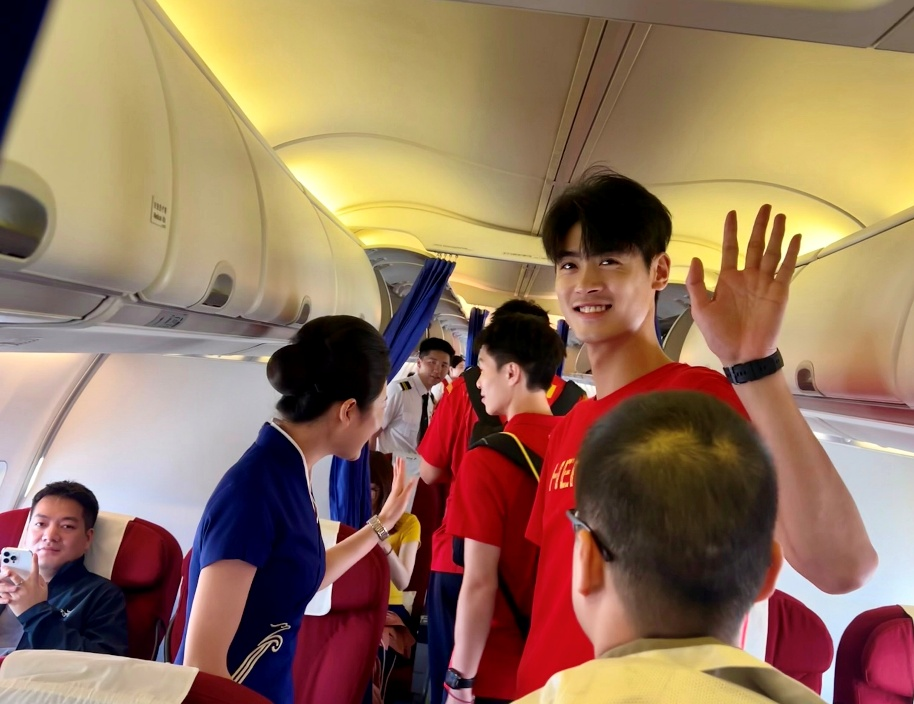 AA, 投来赞许的, 他的话让周